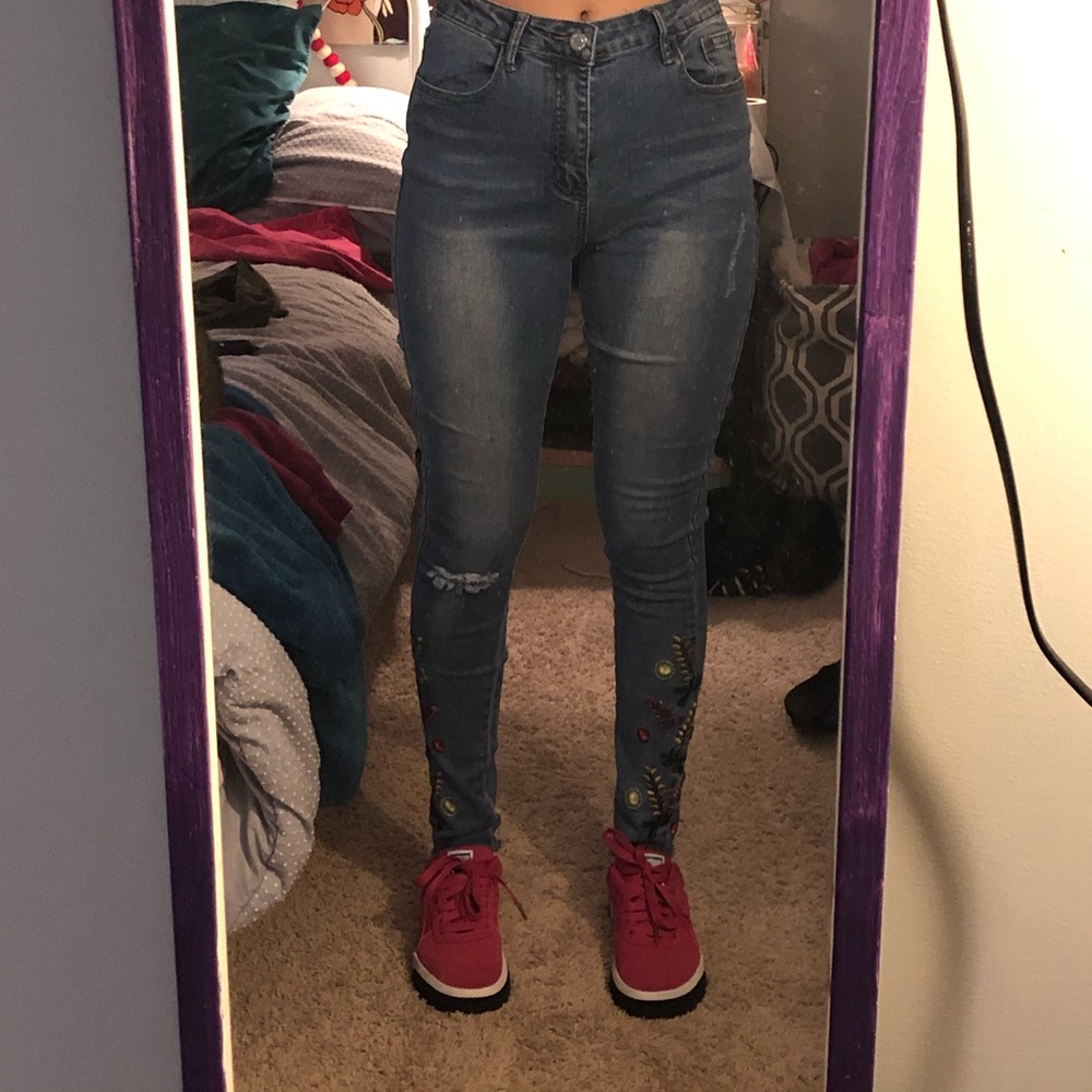 Skinny jeans with flower details at the bottom